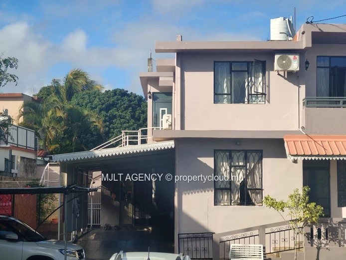 House / Villa - 7 Bedrooms - 325 m² Beau Bassin, Center