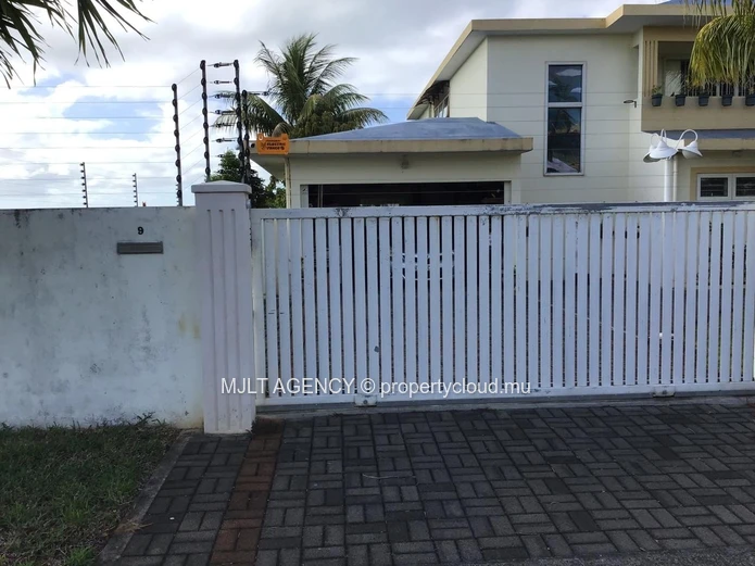 House / Villa - 5 Bedrooms - 319 m² Beau Vallon, South, Morcellement Le Mahe