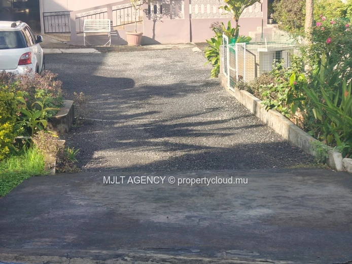 House / Villa - 7 Bedrooms - 325 m² Beau Bassin, Center