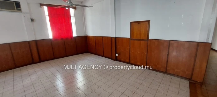 Commercial building - 502 m² Port Louis, North